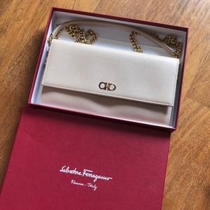 Ferragamo Wallet on Chain